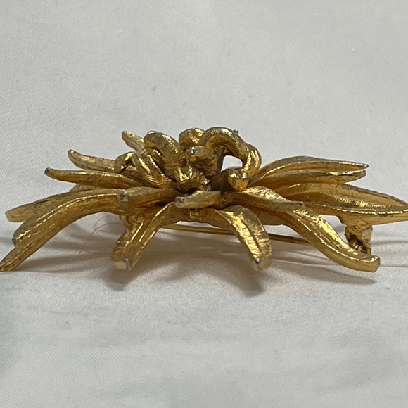 Vintage Coro gold tone huge flower brooch/pin. - Picture 3 of 7